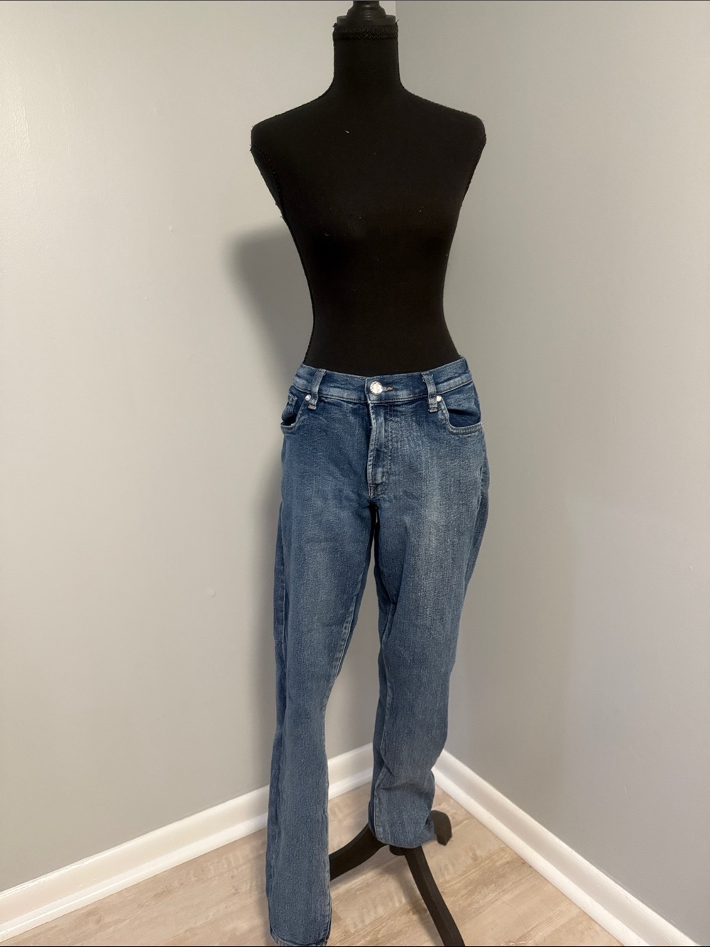 VENUS Faded Blue Straight-Leg Jeans